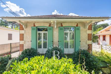MAISON DE CHARME, RÉNOVÉE, AVEC TERRASSE ET GARAGE EN VILLE DE PRINTEMPS À ARCACHON