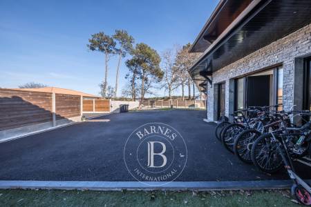 VILLA CONTEMPORAINE DE 238 M² AVEC STUDIO INDÉPENDANT ET PISCINE À LA TESTE-DE-BUCH