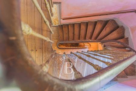 VILLA HISTORIQUE D’EXCEPTION DE 272 M² À RÉNOVER EN VILLE D’HIVER AVEC TERRAIN DE 1300 M²