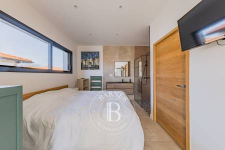 VILLA CONTEMPORAINE DE 238 M² AVEC STUDIO INDÉPENDANT ET PISCINE À LA TESTE-DE-BUCH