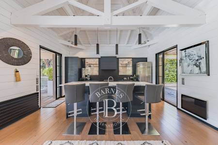 VILLA CONTEMPORAINE EN BOIS AVEC 4 SUITES ET PISCINE CHAUFFÉE DANS LE SECTEUR DES VALLONS DU FERRET