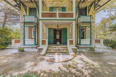 VILLA HISTORIQUE D’EXCEPTION DE 272 M² À RÉNOVER EN VILLE D’HIVER AVEC TERRAIN DE 1300 M²