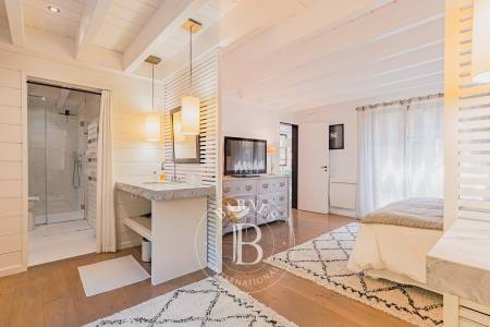 VILLA CONTEMPORAINE EN BOIS AVEC 4 SUITES ET PISCINE CHAUFFÉE DANS LE SECTEUR DES VALLONS DU FERRET