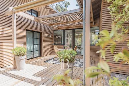 VILLA CONTEMPORAINE EN BOIS AVEC 4 SUITES ET PISCINE CHAUFFÉE DANS LE SECTEUR DES VALLONS DU FERRET