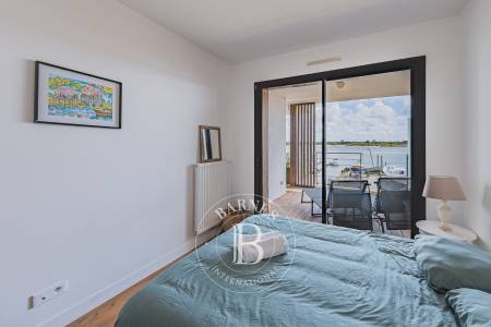 APPARTEMENT EN PREMIÈRE LIGNE AVEC TERRASSES ET VUE SUR LE BASSIN À ARCACHON