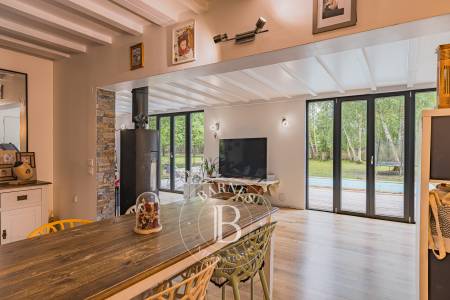 MAISON DE CAMPAGNE AVEC PISCINE ET DEUX STUDIOS INDÉPENDANTS SITUÉE À GUJAN-MESTRAS