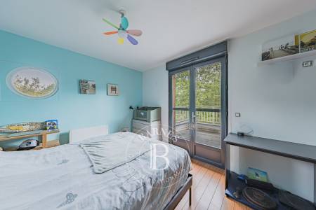 MAISON DE CAMPAGNE AVEC PISCINE ET DEUX STUDIOS INDÉPENDANTS SITUÉE À GUJAN-MESTRAS