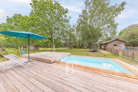 MAISON DE CAMPAGNE AVEC PISCINE ET DEUX STUDIOS INDÉPENDANTS SITUÉE À GUJAN-MESTRAS