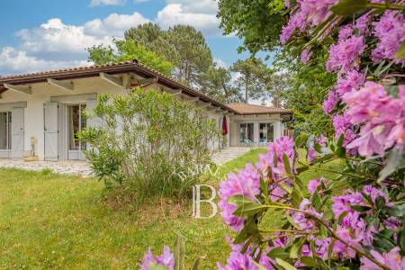 VILLA DE PLAIN-PIED AVEC VUE SUR LE BASSIN ET PISCINE AU PYLA-SUR-MER