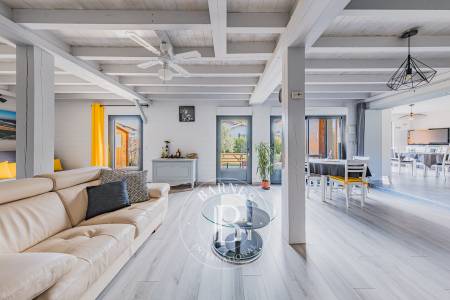 MAISON CONTEMPORAINE AVEC GRANGE RÉNOVÉE À BISCARROSSE