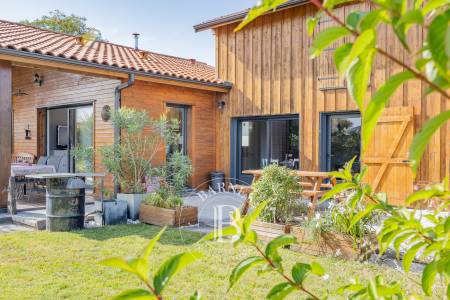 MAISON CONTEMPORAINE AVEC GRANGE RÉNOVÉE À BISCARROSSE