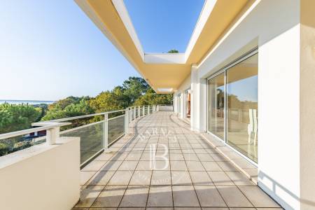 VILLA CONTEMPORAINE AVEC VUE PANORAMIQUE SUR LE BASSIN AU PYLA-SUR-MER