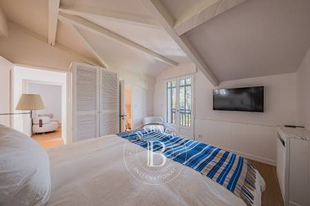 VILLA D’EXCEPTION AVEC VUE SUR LE BASSIN, 6 CHAMBRES ET PISCINE – LA VIGNE, PRESQU’ÎLE DU CAP FERRET