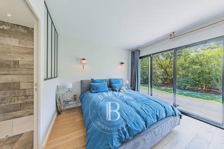 VILLA RÉNOVÉE AVEC PISCINE ET DÉPENDANCE À QUELQUES MÈTRES DE LA PLAGE AU PYLA-SUR-MER