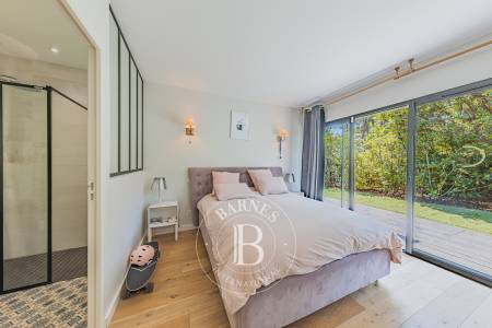 VILLA RÉNOVÉE AVEC PISCINE ET DÉPENDANCE À QUELQUES MÈTRES DE LA PLAGE AU PYLA-SUR-MER