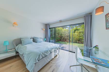 VILLA RÉNOVÉE AVEC PISCINE ET DÉPENDANCE À QUELQUES MÈTRES DE LA PLAGE AU PYLA-SUR-MER