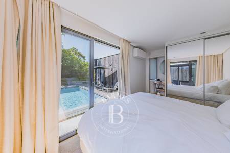 VILLA RÉNOVÉE AVEC PISCINE ET DÉPENDANCE À QUELQUES MÈTRES DE LA PLAGE AU PYLA-SUR-MER