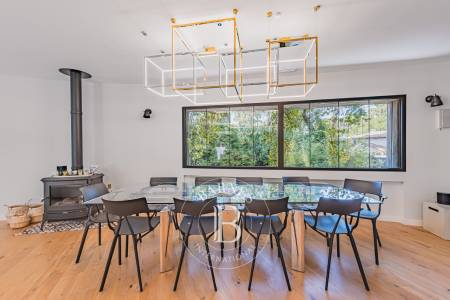 VILLA RÉNOVÉE AVEC PISCINE ET DÉPENDANCE À QUELQUES MÈTRES DE LA PLAGE AU PYLA-SUR-MER