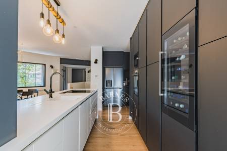 VILLA RÉNOVÉE AVEC PISCINE ET DÉPENDANCE À QUELQUES MÈTRES DE LA PLAGE AU PYLA-SUR-MER