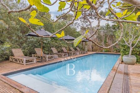 VILLA MODERNE AVEC PISCINE ET GRAND TERRAIN AU CŒUR DU CAP FERRET