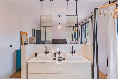 VILLA MODERNE AVEC PISCINE ET GRAND TERRAIN AU CŒUR DU CAP FERRET