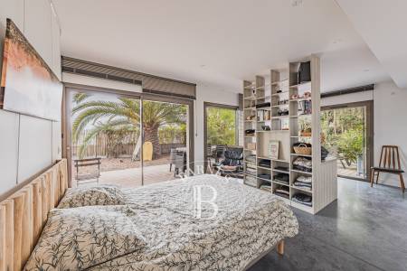 VILLA D’ARCHITECTE EN PREMIÈRE LIGNE AVEC PISCINE INTÉRIEURE – CAP FERRET