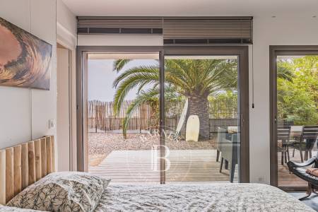 VILLA D’ARCHITECTE EN PREMIÈRE LIGNE AVEC PISCINE INTÉRIEURE – CAP FERRET