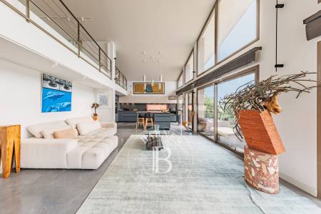 VILLA D’ARCHITECTE EN PREMIÈRE LIGNE AVEC PISCINE INTÉRIEURE – CAP FERRET