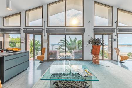 VILLA D’ARCHITECTE EN PREMIÈRE LIGNE AVEC PISCINE INTÉRIEURE – CAP FERRET