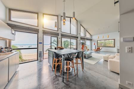 VILLA D’ARCHITECTE EN PREMIÈRE LIGNE AVEC PISCINE INTÉRIEURE – CAP FERRET