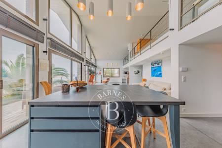 VILLA D’ARCHITECTE EN PREMIÈRE LIGNE AVEC PISCINE INTÉRIEURE – CAP FERRET