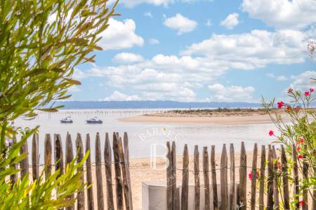 VILLA D’ARCHITECTE EN PREMIÈRE LIGNE AVEC PISCINE INTÉRIEURE – CAP FERRET