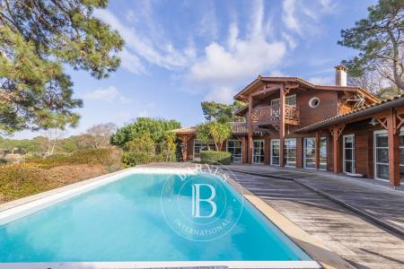 VILLA D’EXCEPTION AU PYLA-SUR-MER AVEC PISCINE ET VUE PANORAMIQUE SUR LE BASSIN