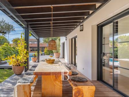 MAISON CONTEMPORAINE AVEC PISCINE, JACUZZI ET PRESTATIONS HAUT DE GAMME À GUJAN-MESTRAS