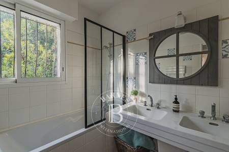 VILLA DE CHARME RÉNOVÉE, AVEC PISCINE, DANS LE QUARTIER DES ABATILLES À ARCACHON