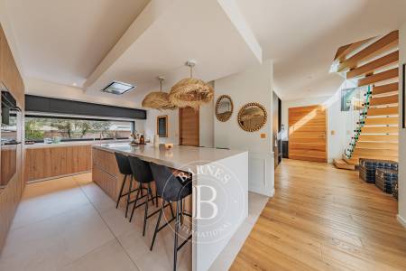 MAISON CONTEMPORAINE AVEC PISCINE, JACUZZI ET PRESTATIONS HAUT DE GAMME À GUJAN-MESTRAS