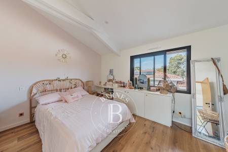 MAISON CONTEMPORAINE AVEC PISCINE, JACUZZI ET PRESTATIONS HAUT DE GAMME À GUJAN-MESTRAS