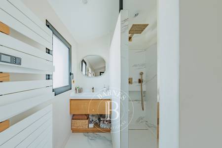 MAISON CONTEMPORAINE AVEC PISCINE, JACUZZI ET PRESTATIONS HAUT DE GAMME À GUJAN-MESTRAS