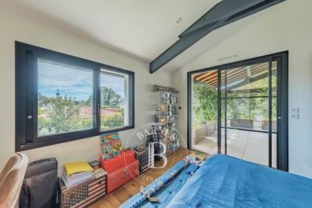 MAISON CONTEMPORAINE AVEC PISCINE, JACUZZI ET PRESTATIONS HAUT DE GAMME À GUJAN-MESTRAS