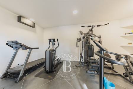 MAISON CONTEMPORAINE AVEC PISCINE, JACUZZI ET PRESTATIONS HAUT DE GAMME À GUJAN-MESTRAS