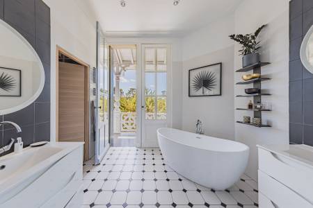 VILLA TROCADÉRO — PROPRIÉTÉ HISTORIQUE AVEC PISCINE AU CŒUR DE LA VILLE D’HIVER À ARCACHON