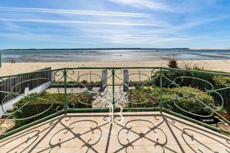 VILLA HISTORIQUE EN PREMIÈRE LIGNE CENTRE CAP FERRET