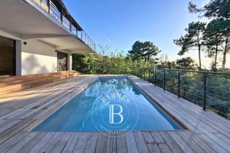 VILLA NEUVE AVEC VUE PANORAMIQUE SUR LE BASSIN AU PYLA-SUR-MER