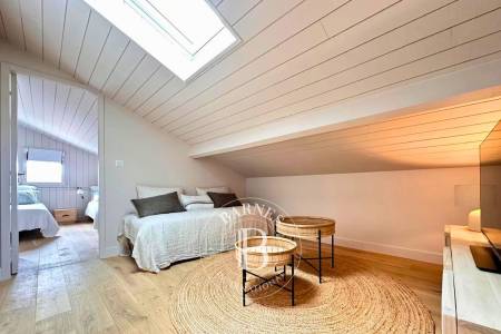 Salon lumineux avec grandes baies vitrées – Barnes Cap Ferret