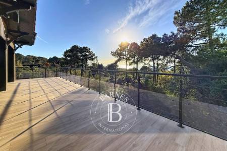 VILLA NEUVE AVEC VUE PANORAMIQUE SUR LE BASSIN AU PYLA-SUR-MER