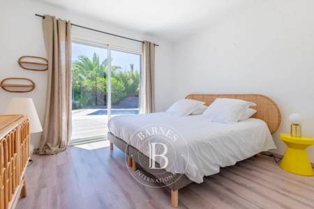 VILLA EN BOIS AVEC PISCINE AU CENTRE DU CAP FERRET