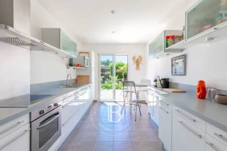 VILLA EN BOIS AVEC PISCINE AU CENTRE DU CAP FERRET