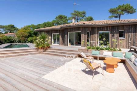 VILLA EN BOIS AVEC PISCINE AU CENTRE DU CAP FERRET