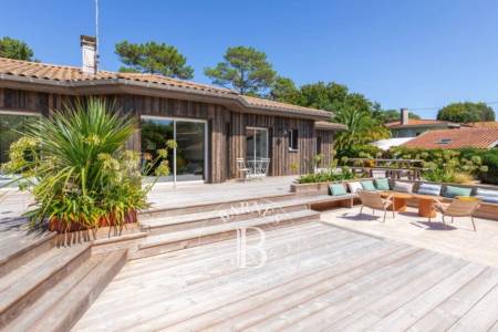 VILLA EN BOIS AVEC PISCINE AU CENTRE DU CAP FERRET