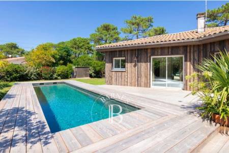 VILLA EN BOIS AVEC PISCINE AU CENTRE DU CAP FERRET